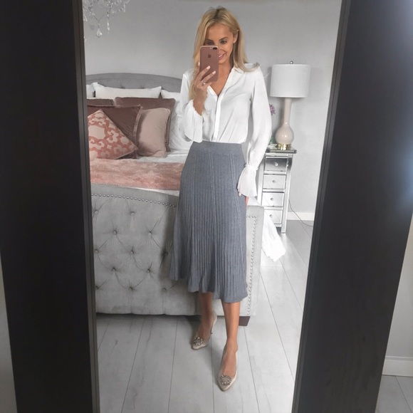 Elegant Sweater Style Pleated Skirt in Grey - Picture 7 of 8